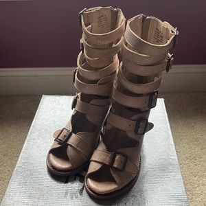 Freebirds, BOND, in taupe, size 8